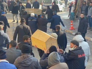 Depremde Hayatını Kaybeden Aile Dursunbey’de Toprağa Verildi