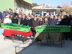 Depremde Hayatını Kaybeden Anne Ve Kızı Toprağa Verildi