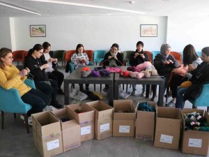 Depremzedeler İçin Bağışlanan Yün İplikler Kışlık Giysilere Dönüştürülüyor