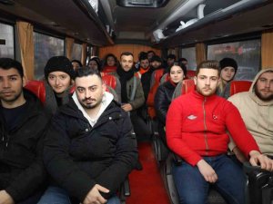 Gönüllü Sağlıkçılar Afet Bölgesine Gitmek İçin İ̇zmit’ten Yola Çıktı