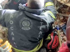 Kocaeli İtfaiyesi 62 Depremzedeyi Enkaz Altından Çıkardı
