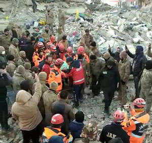 Rize AFAD ekibi enkaz altında kalan kadını 100 saat sonra kurtardı