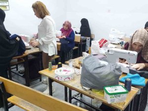 Sınıfılar Dikiş Atölyesine Dönüştü: Depremzedeler İçin Atkı Ve Bere Dikiyorlar