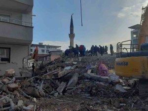 Depremde Hasar Gören Ve Tehlike Arz Eden Minare Ekipler Tarafından Yıkıldı