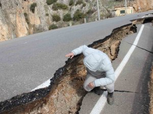 Kartalkaya Barajı’nda Yol Ortadan İkiye Ayrıldı