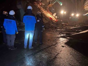 Öğrencisi Ve Öğretmeni Enkaz Altından Birlikte Sağ Olarak Kurtarıldı