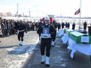 Depremde Ölen Polis, Eşi Ve 2 Çocuğu Niğde’de Toprağa Verildi