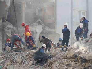 Adana’da Alpargün Apartmanı’nda Arama Kurtarma Çalışması Sürüyor