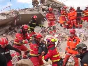 106 Saat Sonra Enkazdan 2 Çocuk Canlı Kurtarıldı