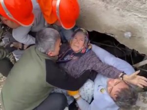 Enkazdan Kurtarıldı, "Yavrularım, Çocuklarım" Diyerek Sarılıp Ekibi Öptü