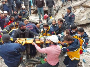 Gaziantep’de 106 Saat Sonra 3 Kişi Sağ Olarak Böyle Çıkarıldı