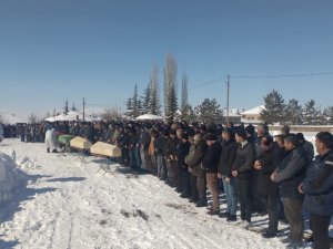 Depremde Hayatını Kaybeden Polis Ve Ailesi Toprağa Verildi