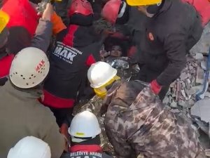 Küçük Fatma, 104 Saat Sonra Enkazdan Kurtarıldı