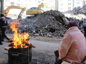 Enkaz Başında Umutla Bekleyiş