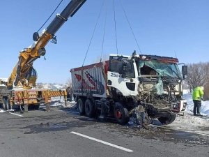 Ağrı’da Bir Kamyon Dereye Uçtu