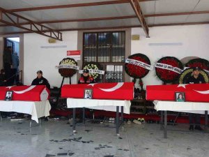 Depremde Hayatını Kaybeden Polis Memuru Anne Ve İki Kızı Marmaris’te Toprağa Verildi