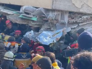 Depremin 107. Saatinde 3 Kardeş Ve Anneleri Enkazdan Canlı Olarak Çıkarıldı