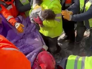 106 Saat Sonra Gelen Umut: Anne Ve Bebeği Enkazdan Sağ Çıkartıldı