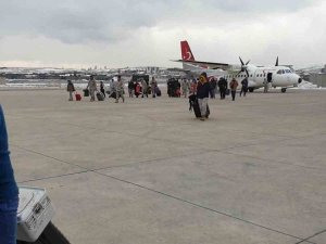 Mehmetçik, Kahramanmaraş’ta Depremzedelerin Tahliyesine Devam Ediyor