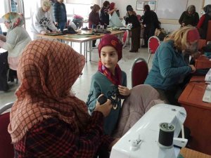7 Yaşındaki Zeynep Depremzede Kardeşleri İçin Gün Boyu Çalışıyor