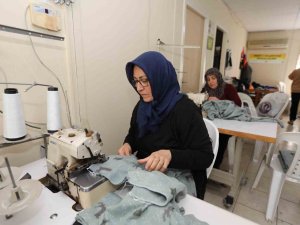 Mezitli Belediyesi Gönüllüleri Depremzedeler İçin Pijama Dikiyor