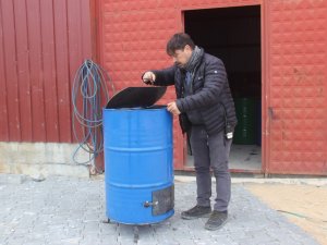 Bayramiç’te Saç Bidonları Sobaya Dönüştürülerek, Deprem Bölgesine Gönderiliyor