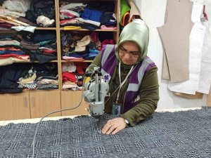 Dikiş Makinelarinin Başına Depremzedeler İçin Geçtiler