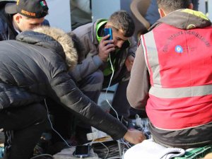 Hatay’da Depremzedeler Mobil Şarj İstasyonlarına Akın Ediyor