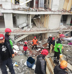 Rize Arama Kurtarma Ekibi 90 kişiyle deprem bölgesinde hizmet veriyor