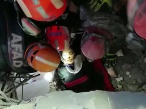 Enkaz Altındaki Kadın 99’uncu Saatte Kurtarıldı