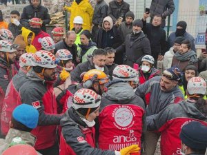 Kahramanmaraş’ta 107 Saat Sonra Bir Genç Enkazdan Sağ Çıkarıldı