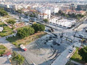 İ̇skenderun’da Deniz Suyu Altında Kalan Sahil Kesiminde Tahliye Ve Temizlik Çalışması