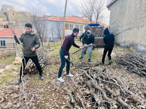 Mazıdağı’nda Köylüler Depremzedeler İçin Kışlık Odunlarını Bölgeye Gönderdi