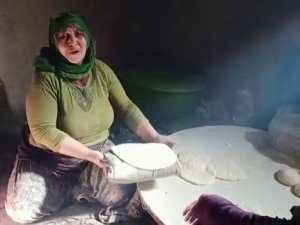 Karayazılı Kadınlar Depremzedeler İçin Tandır Ekmeği Yaptı