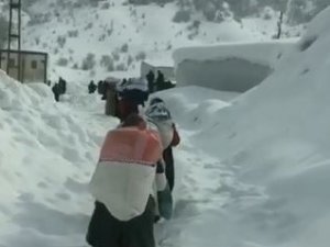 Şemdinlili Kadınlar Depremzedeler İçin Karlı Yolları Aştı