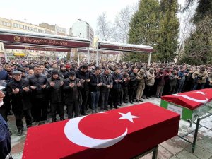 Depremde Hayatını Kaybeden Uzman Çavuş Ve Ailesi Son Yolculuğuna Uğurlandı