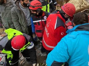 Enkaz Altında Kalan Kadın 108 Saat Sonra Sağ Olarak Kurtarıldı