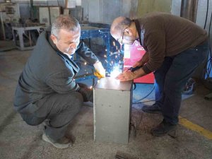 Öğretmenler Ve Gönüllüler Depremzedeler İçin Soba Üretiyor