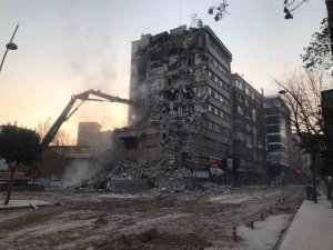 Elazığ’da Beşik Gibi Sallanan Binanın Yıkımına Başlandı