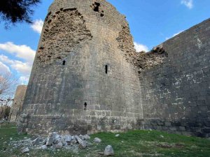 Şiddetli İki Deprem 5 Bin Yıllık Diyarbakır Surları’nı Da Vurdu