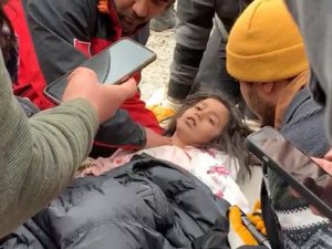 Depremin 106’ncı Saatinde 2 Kız Çocuğu Ve Anne Enkazdan Sağ Çıkarıldı