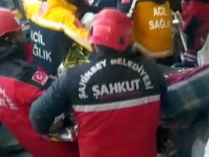 Enkaz Altındaki Kadını 105’inci Saatte Şahkut Ekipleri Kurtardı