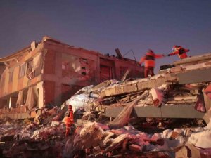 Elbistan’da Dondurucu Soğukta Ekiplerin Umutlu Çalışması Sürüyor