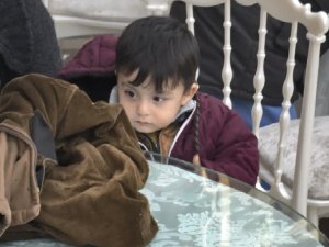 Depremde Evlerine Giremeyen Vatandaşlar Düğün Salonuna Akın Etti