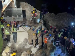 72 Yaşındaki Emekli Öğretmen 113 Saat Enkazdan Sağ Kurtarıldı