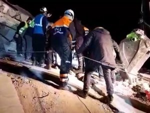 Enkaz Altından 112. Saatte Sağ Olarak Çıkarıldı