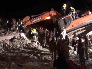 Önce 6 Yaşındaki Kübra, Ardından 6 Aylık Hamile Annesi Kurtarıldı