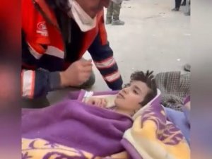 Enkazdan Çıkan Çocuktan Duygulandıran İstek