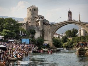 Tarihi Mostar Köprüsünden Nefes Kesen Atlayışlar