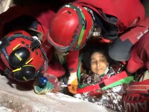 Anne Ve Oğlu 2 Saat Arayla Enkazdan Kurtarıldı
